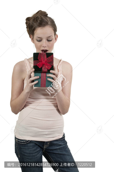 一個漂亮的女人打開禮物