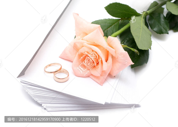 白色背景上的信封和結(jié)婚戒指