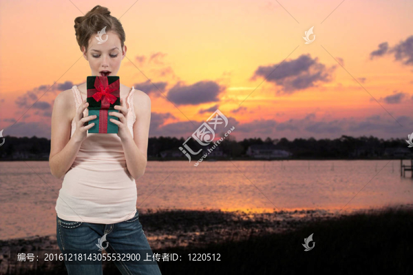 一個(gè)漂亮的女人打開禮物