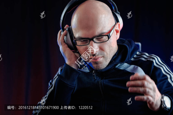 男人聽音樂