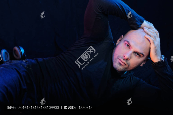 男人休息