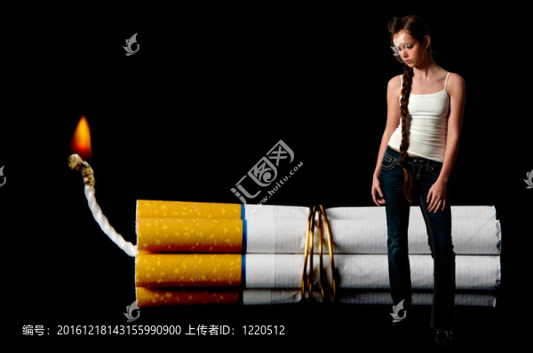十幾歲的女人和香煙炸彈