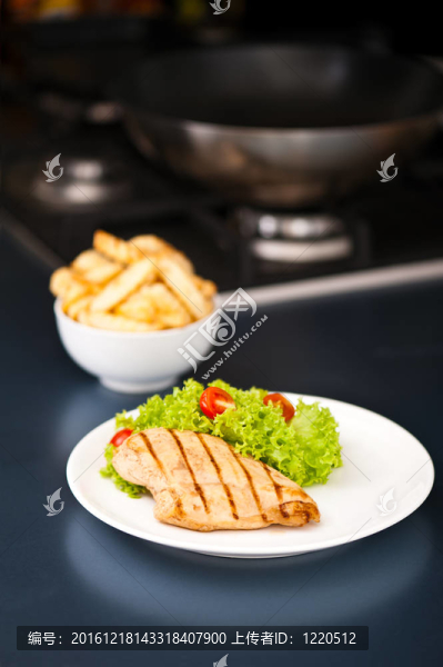 雞肉；炸薯條和沙拉