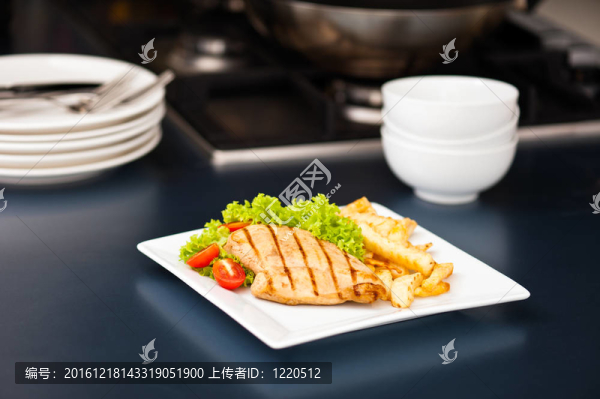 雞肉；炸薯?xiàng)l和沙拉
