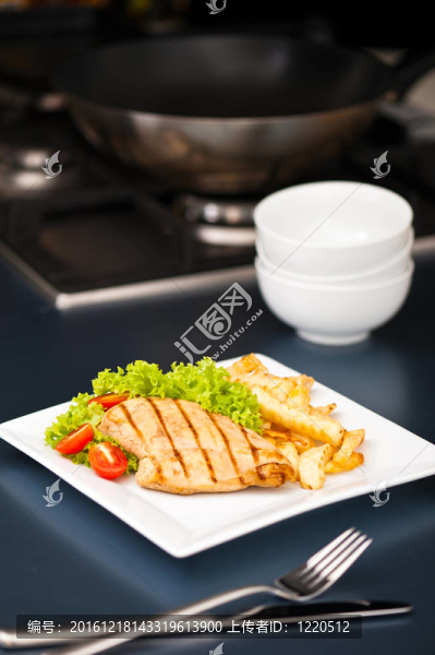 雞肉；炸薯條和沙拉
