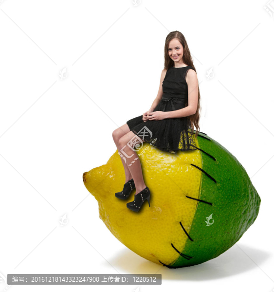一個十幾歲的女人坐在檸檬酸橙的營養(yǎng)標(biāo)簽上