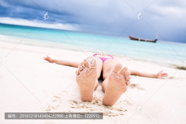 海灘上的腳