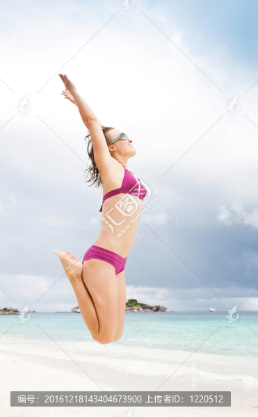 女子在海灘上跳