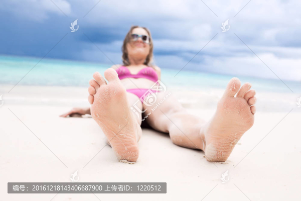 躺在沙灘上的女人