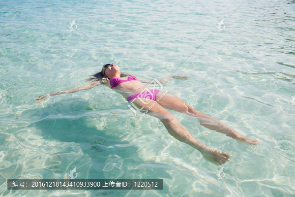 女孩在水中放松
