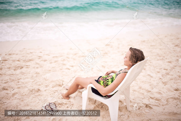 在沙灘上沉思的女人