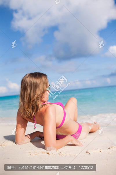 女孩在海灘上享受