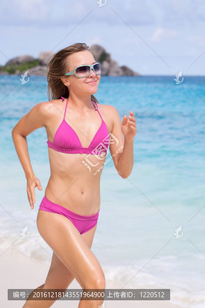 沿著海灘跑的女人