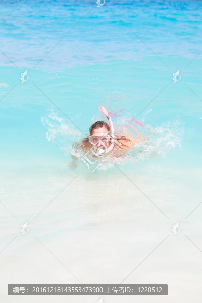 浮潛的女人浮