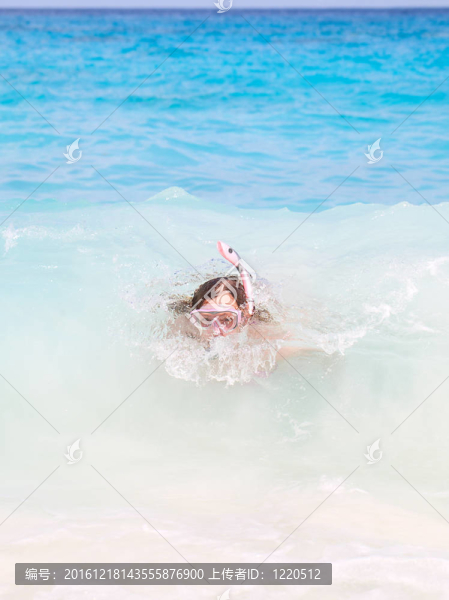 快樂的浮潛的女人