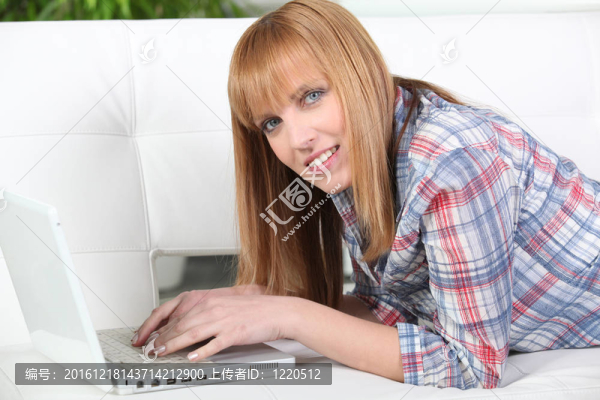 姜女士放下使用筆記本電腦