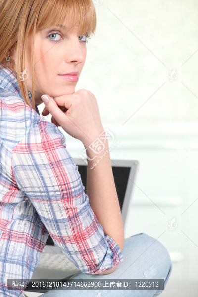 做電腦的女人