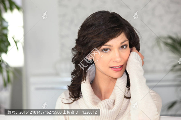 穿毛衣的女人