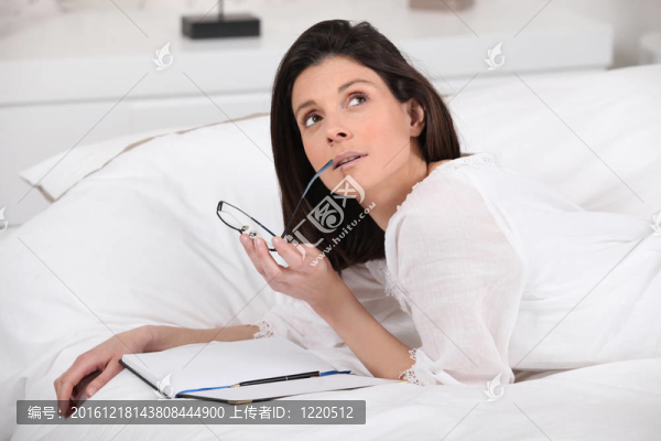 體貼的女人在床上寫(xiě)字
