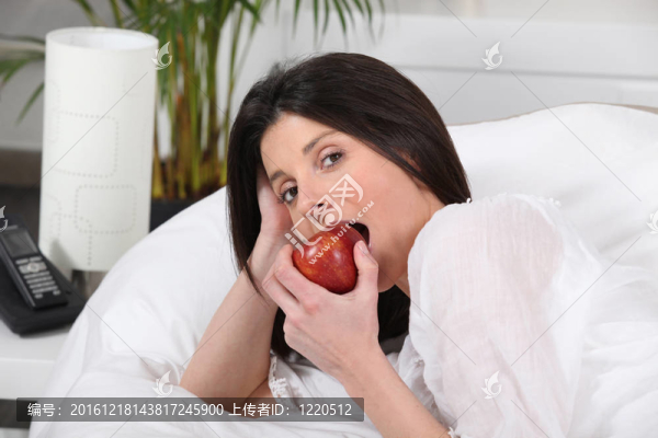 女人在床上吃蘋果