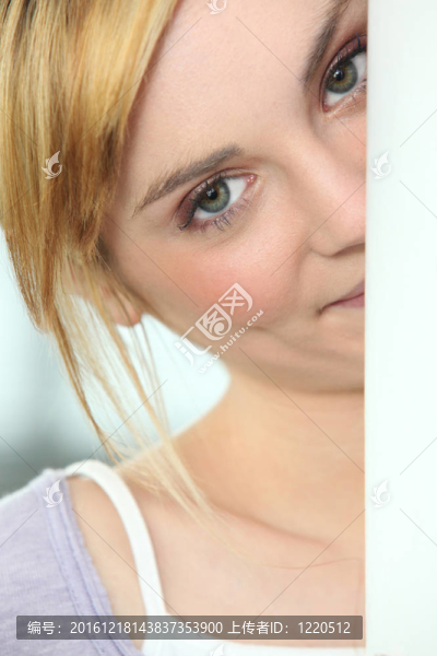 金發(fā)女人調(diào)皮的目光
