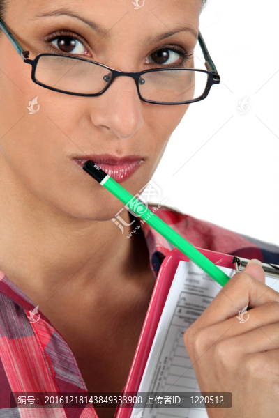 戴眼鏡的女士拿著一個剪貼板