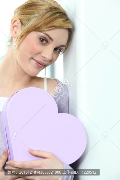 一個(gè)帶心形盒子的金發(fā)女人