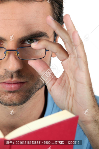 在眼鏡看書一個(gè)人特寫