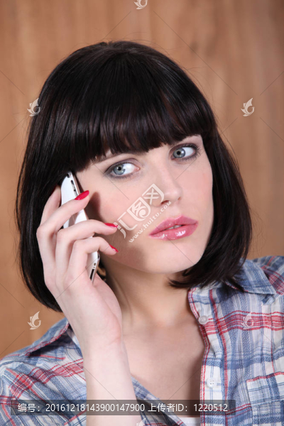 在手機的黑發(fā)女人