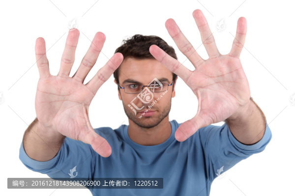 男子手持棕櫚相機(jī)