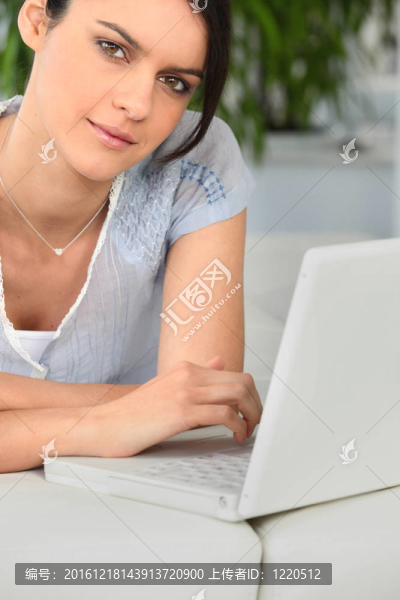 網(wǎng)上購物的女性
