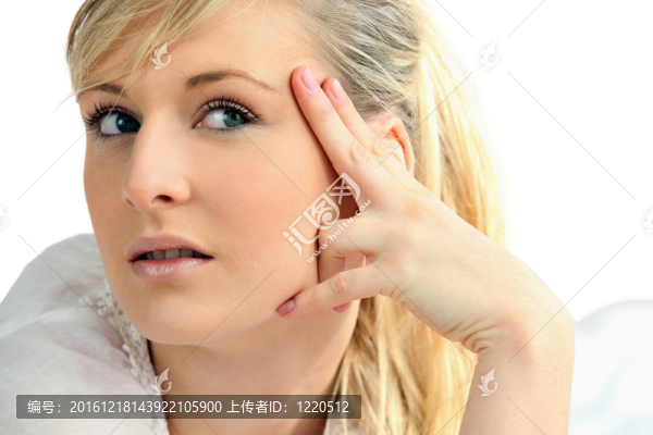 年輕女人沉思的肖像