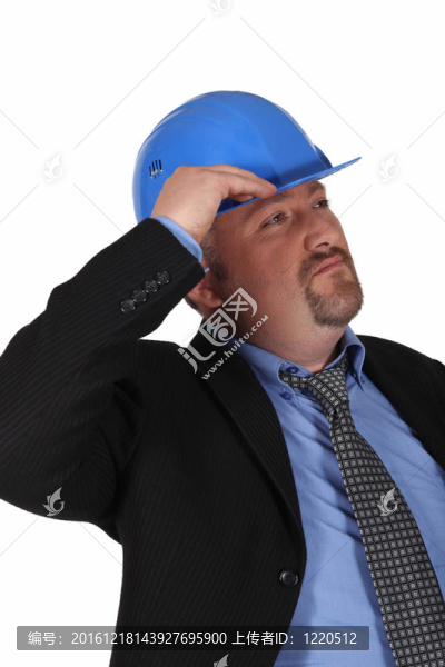 戴頭盔的男子
