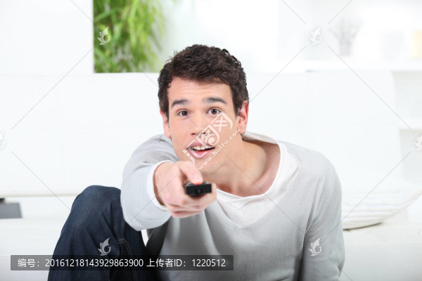 帶電視遙控器的人