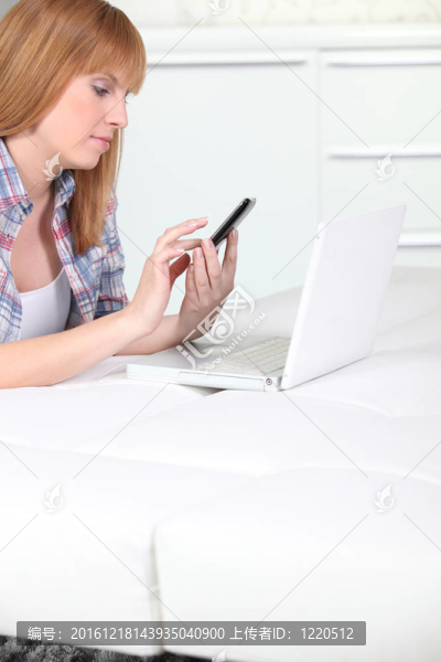 用手機發(fā)送信息的婦女
