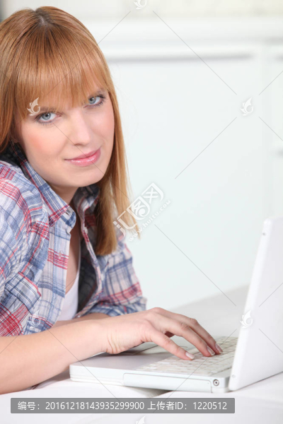 年輕女性使用筆記本電腦