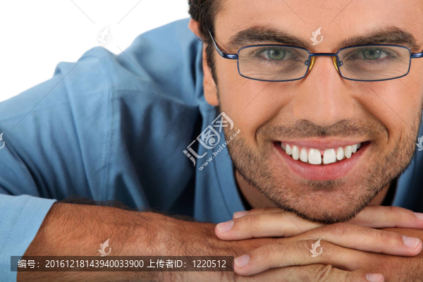 性格開朗的人戴眼鏡