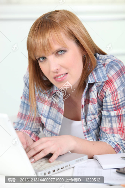 使用筆記本電腦的婦女