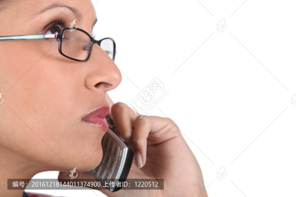 戴眼鏡的婦女用電話
