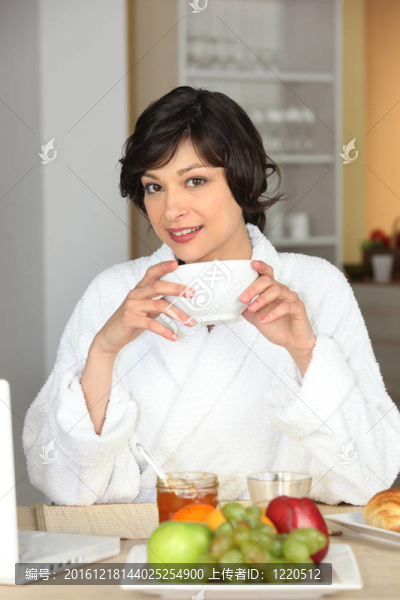 女人吃早餐