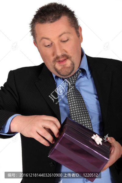 商人拿著禮物