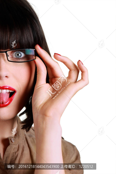 戴眼鏡的女人伸出舌頭