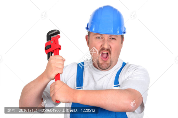 用扳手在工作服的工人