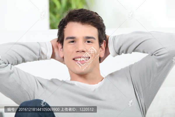 男人在家放松