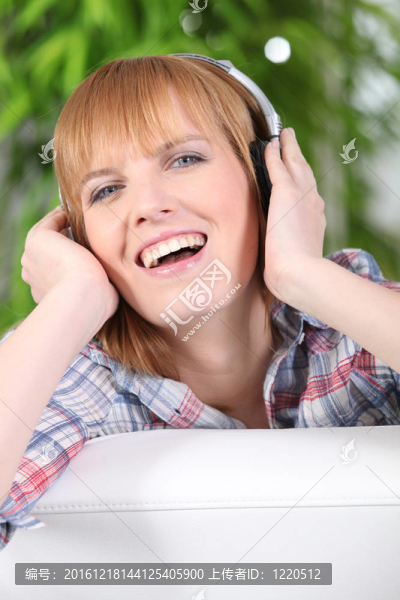 快樂女人聽音樂耳機