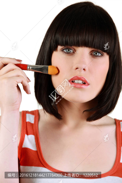 婦女用刷子涂粉底