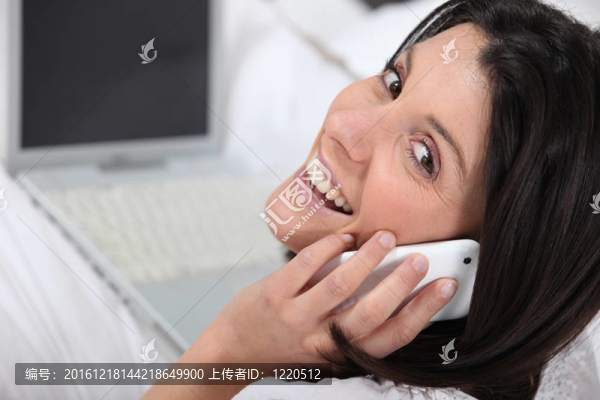 手機上黑發(fā)女子微笑