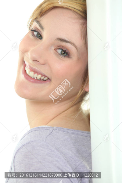 金發(fā)靠墻