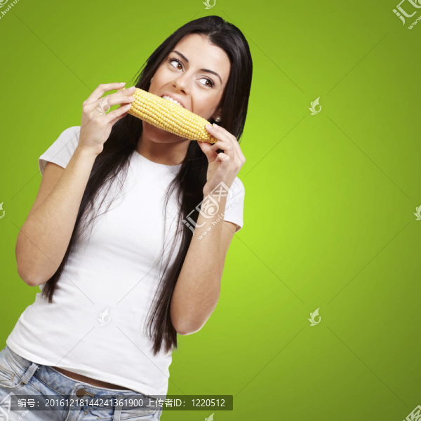 女人吃玉米