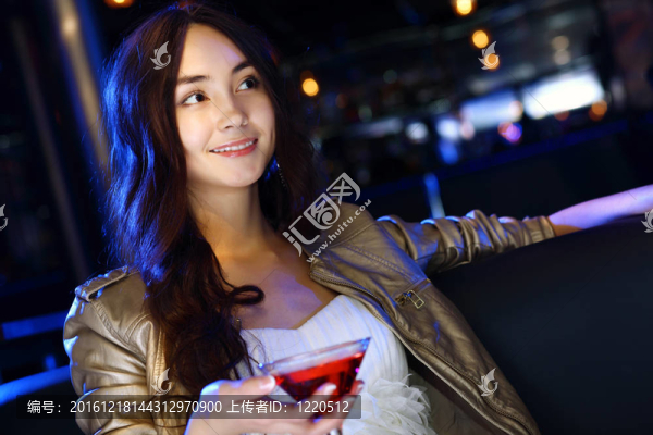 夜總會(huì)里有魅力的女人喝一杯